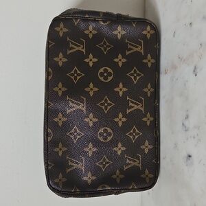 LOUIS VUITTON: Trousse 23 Monogram Cosmetic Bag